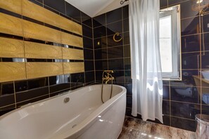 Estudio | Baño | Secadora de cabello, bidet, toallas, jabón 