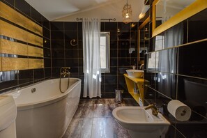 Studio | Badezimmer | Haartrockner, Bidet, Handtücher, Seife