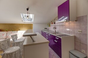 Estudio | Cocina privada | Frigorífico, placa de cocina, lavavajillas y hervidor eléctrico