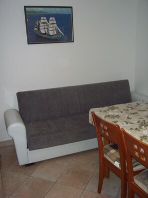 Apartment (3 Bedrooms) | Wohnzimmer