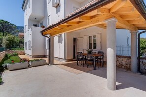 Outdoor dining - Mirna - Apartment Mirna (Mali Losinj)
