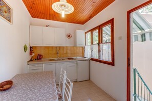 Apartment (1 Bedroom) | Private kitchen | Oven, stovetop, cookware/dishes/utensils