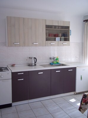 Apartment (1 Bedroom) | Private kitchen | Fridge, oven, stovetop, cookware/dishes/utensils - Anita - Apartment Jasmina (Mali Losinj)