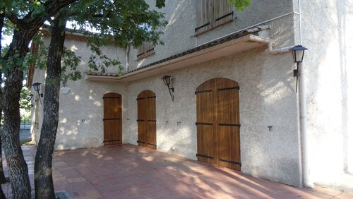 House with Pool and Jacuzzi. 130m2 on 3300m2 of land. 4 large bedrooms