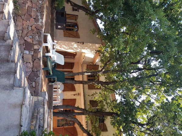 Outdoor dining - House with Pool and Jacuzzi. 130m2 on 3300m2 of land. 4 large bedrooms (Cuers)