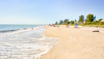 Condo, 2 habitaciones | Playa | En la playa