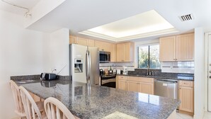 Appart'hôtel, 2 chambres | Cuisine privée | Réfrigérateur, micro-ondes, four, plaque de cuisson