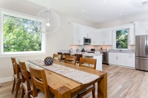 Casa de ciudad, 4 habitaciones | Cocina privada | Microondas, horno, parrilla de estufa y lavavajillas 