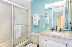 Appartement, 2 slaapkamers | Badkamer | Een bad/douchecombinatie, een haardroger, handdoeken