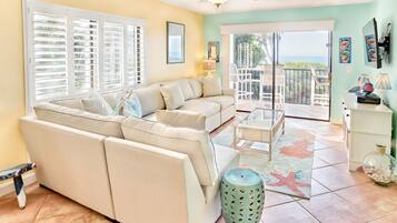 Condo, 2 habitaciones | Área de sala de estar | Televisión de pantalla plana