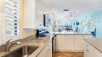 Condo, 2 Bedrooms | Private kitchen