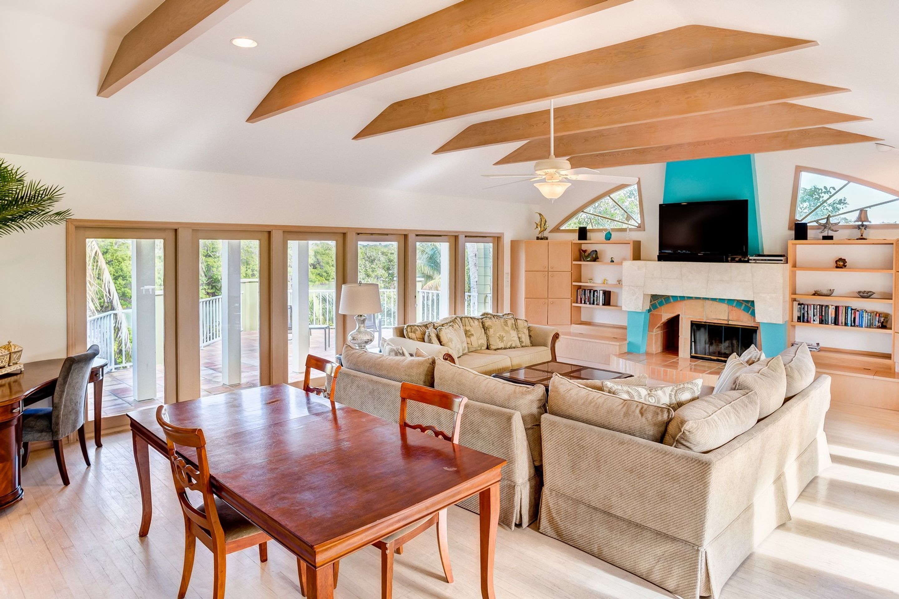 Casa, 5 habitaciones | Área de sala de estar | Televisión de pantalla plana y chimenea 