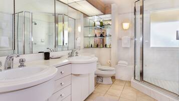 House, 5 Bedrooms | Bathroom | Hair dryer, towels