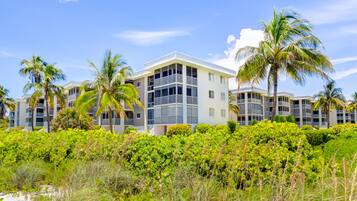 Condo, 2 Bedrooms | Property grounds