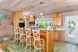 Maison, 4 chambres | Repas dans la chambre