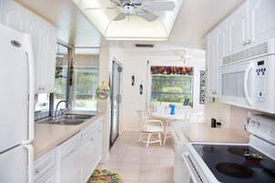 House, 3 Bedrooms | Private kitchen