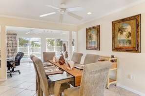 Ferienhaus, 3 Schlafzimmer | Essbereich im Zimmer