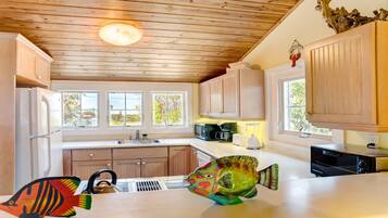 House, 3 Bedrooms | Private kitchen | Microwave, oven, stovetop, dishwasher