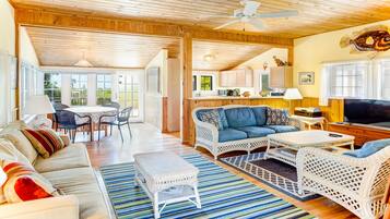 House, 3 Bedrooms | Living area | TV, books