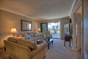 콘도, 침실 2개 | 거실 공간 | 평면 TV