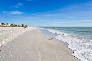 Condo, 2 habitaciones | Playa | En la playa