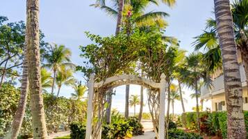 Condo, 2 Bedrooms | Property grounds