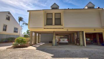 Condo, 3 Bedrooms | Parking | Free self parking