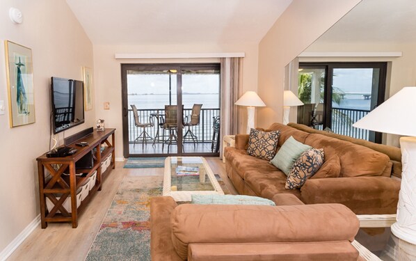 Appartement, 2 slaapkamers | Woonruimte | Een flatscreentelevisie