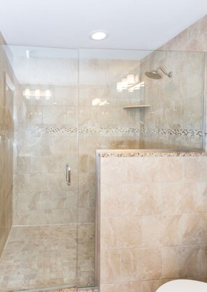 Condo, 2 habitaciones | Regadera en el baño
