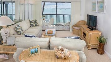 Kondominium, 2 kamar tidur | Area keluarga | TV layar datar dan buku