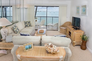 Apartment, 2 Schlafzimmer | Wohnbereich | Flachbildfernseher, Bücher