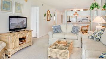 Kondominium, 2 kamar tidur | Area keluarga | TV layar datar dan buku