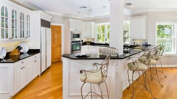 Casa, diversos llits | Cuina privada | Microones, forn, placa de cuina i rentaplats