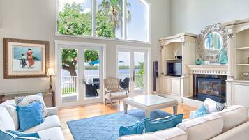 Casa, diversos llits | Sala d'estar | Televisor de pantalla plana i taula de tennis de taula