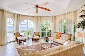 Appartement, 3 slaapkamers | Woonruimte | Een flatscreentelevisie