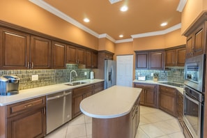 Condo, 3 quartos | Cozinha privada | Geladeira, micro-ondas, fogão, cooktop