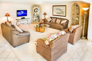 콘도, 침실 3개 | 거실 공간 | 평면 TV