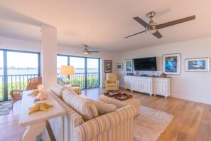 House, 3 Bedrooms | Living room | TV - Captiva Shores 1B (Captiva)