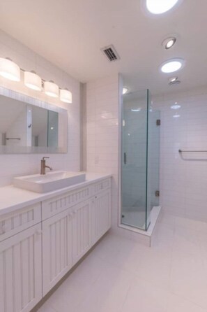 House, 3 Bedrooms | Bathroom