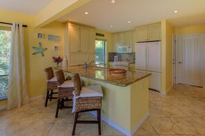 Condo, 3 Bedrooms | Private kitchen