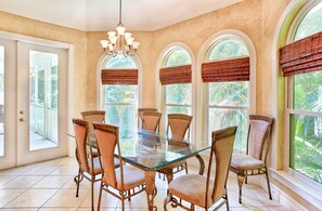 Maison, 5 chambres | Repas dans la chambre