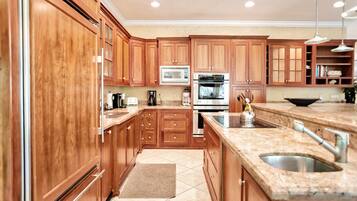 House, 5 Bedrooms | Private kitchen