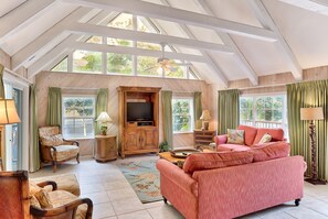 House, 4 Bedrooms | Living area