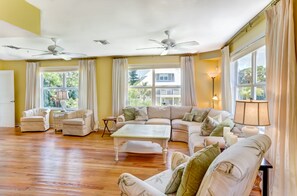 House, 5 Bedrooms | Living area