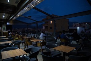 Outdoor dining - HOTEL RELAX (Tirana)