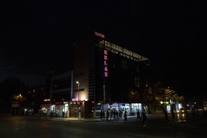 Front of property – evening/night - HOTEL RELAX (Tirana)