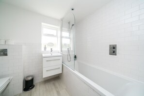 Apartment (2 Bedrooms) | Badezimmer | Handtücher