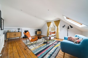 Apartment (2 Bedrooms) | Living area | TV - NEW Bohemian 2 Bedroom Victorian Flat in Dalston (London)