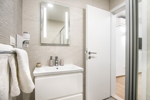 Habitación doble Deluxe (Lower Ground) | Baño | Regadera, regadera tipo lluvia, amenidades de baño gratuitas 
