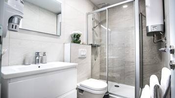 Deluxe Double Room (Lower Ground) | Bathroom | Shower, rainfall showerhead, free toiletries, hair dryer